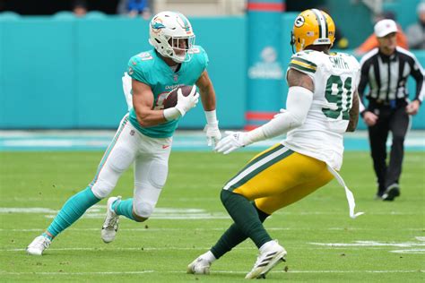 Tight end? Offensive lineman? Running Back? What will Dolphins do at the top of their draft this week?